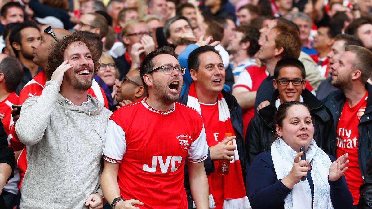 FANS: Das alte Stadion wurde nicht von ungefähr "Highbury the Library" (deutsch: "Highbury, die Bibliothek") genannt, was daran lag, dass die Arsenal-Fans während der Spiele für englische Verhältnisse besonders leise sind. Das hat sich leider im Emirates Stadium auch nicht geändert, sondern fortgesetzt