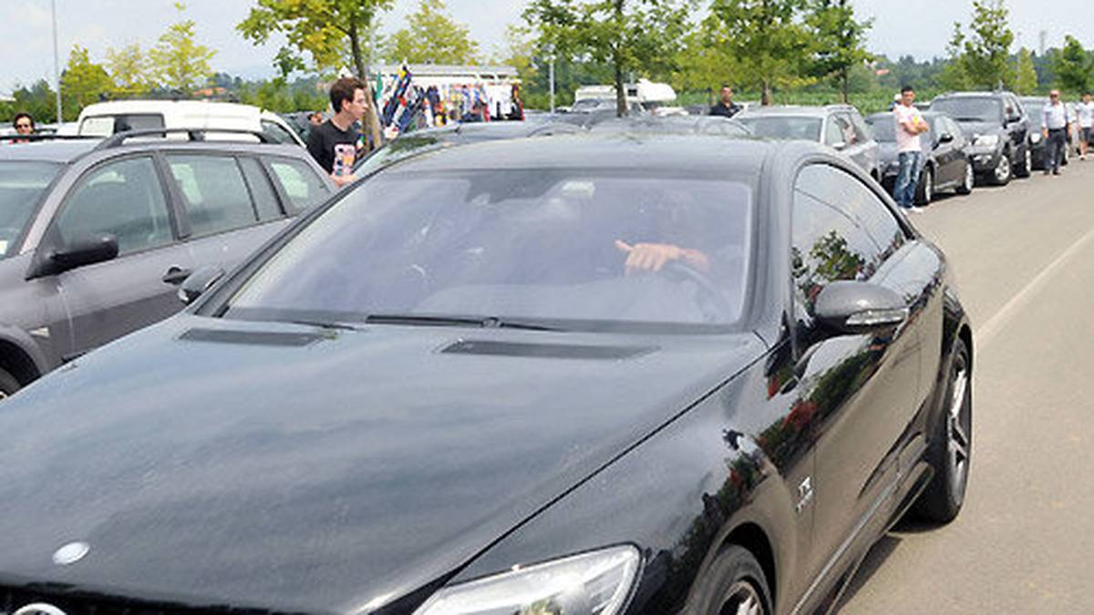Privat darf es bei dem Exzentriker gern etwas ausgefallener sein. Im Trainingslager der Italiener fährt Ibrahimovic einst im schicken Mercedes vor