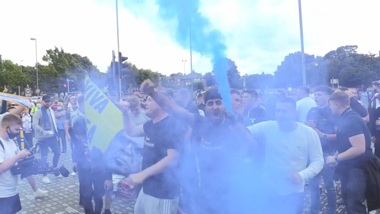 Leeds United: Fans feiern Premier-League-Aufstieg