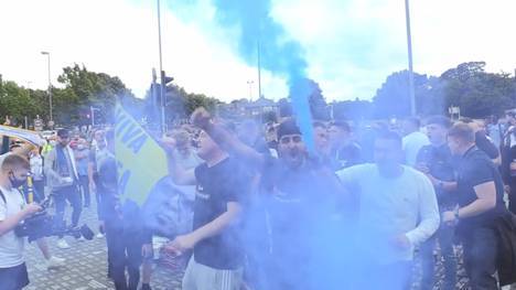 Endlich wieder Premier League! Leeds United kehrt nach 16 Jahren wieder zurück ins englische Fußball-Oberhaus. Die Fans feiern das mit einer wilden Party.