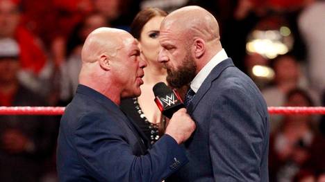 Kurt Angle (l.) drohte bei WWE Monday Night RAW Triple H