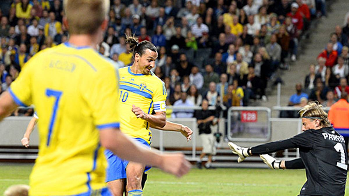 Zlatan Ibrahimovic hat in seiner Erfolgsstory ein weiteres Kapitel geschrieben. Der Schwede erzielt gegen Estland sein 50. Länderspieltor und bricht damit eine Bestmarke, die seit 1932 Bestand hatte. Den Rekordtreffer erzielt der Exzentriker stilecht mit seiner Hacke
                  
                  
                  
                  