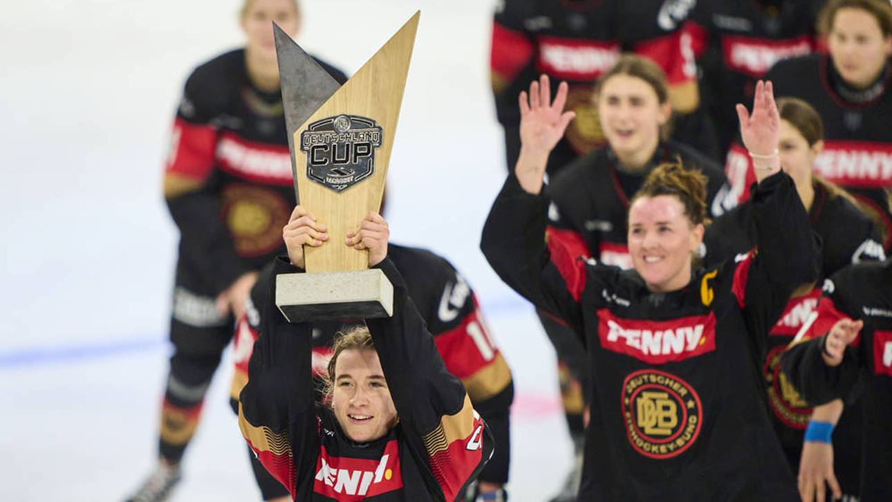 Laura Kluge (mit Pokal) jubelt mit ihren DEB-Teamkolleginnen über den Gewinn des Deutschland Cups