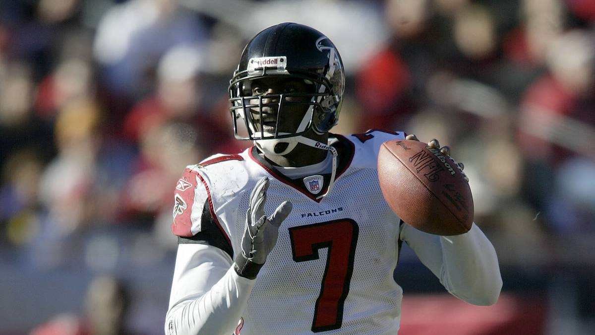 In Woche zwei wurde das Phänomen zum ersten Spielmacher überhaupt mit 250 Passyards und 120 Laufyards, in Woche 6 der erste mit 200 Passyards und 150 Laufyards. 100 Laufyards zur Halbzeit waren bis dahin lediglich Michael Vick (Bild) gelungen. Sieben Spiele in Folge mit mindestens 60 Laufyards schaffte aber nicht einmal die Falcons-Legende