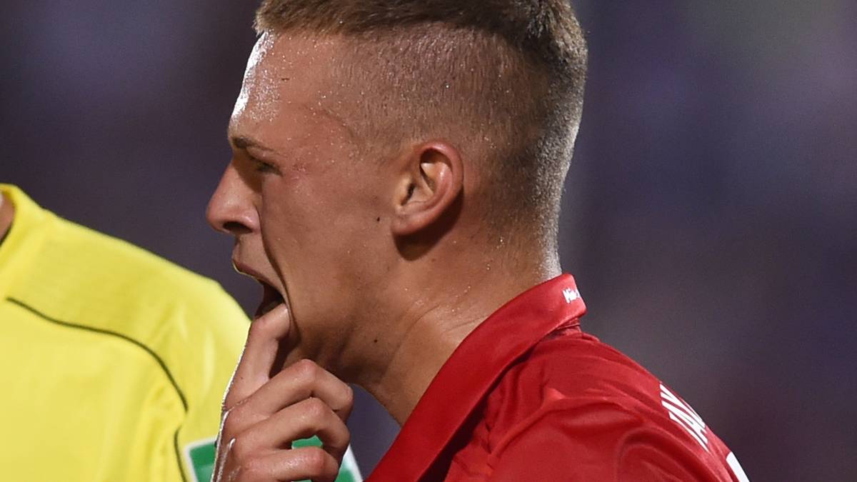 Auch Joshua Kimmich bekommt einen Schlag ab. Der Nationalspieler...  