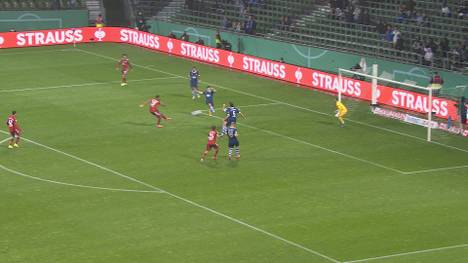 Erik-Maxim Choupo-Moting besorgt im Pokalspiel gegen den Bremer SV die frühe Führung.