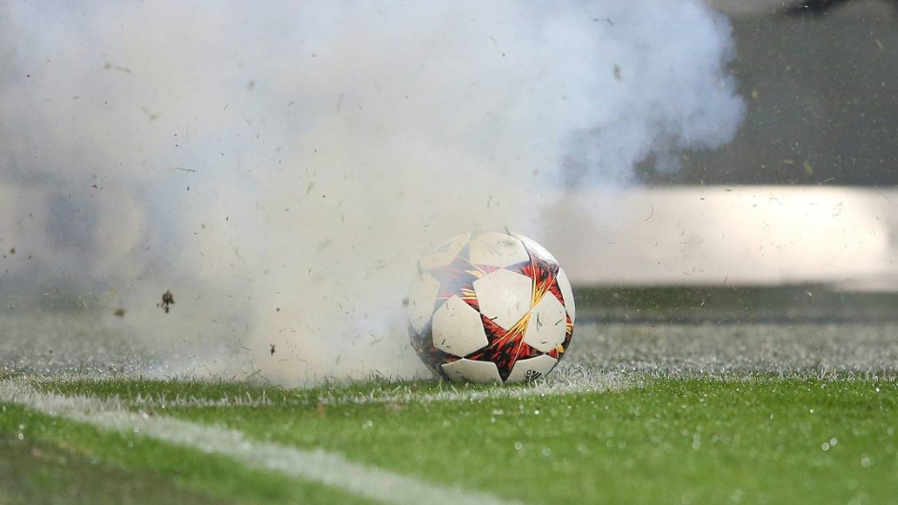 Fans zünden Spieler-Autos an