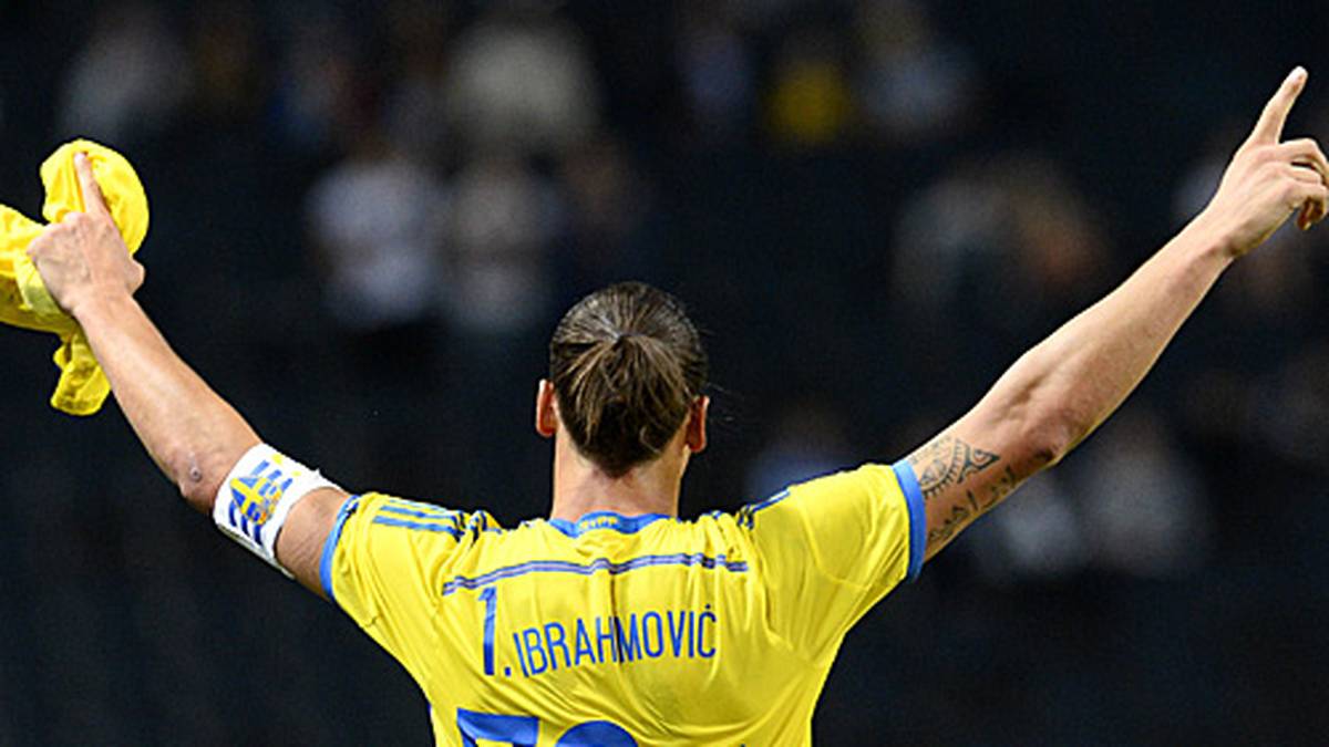Ibrahimovic ist auf seine Sternstunde vorbereitet. Er trägt unter dem Trikot ein Shirt mit der Nummer 50+. Kurios: Vor dem Anstoß stehen beim Angreifer erst 48 Tore in der Statistik. Die T-Shirt-Nummer passt zu seinem enormen Selbstbewusstsein. Dieses bringt Ibrahimovic einen Superstar-Status ein. SPORT1 zeigt Momente eines außergewöhnlichen Fußballerlebens
                  
                  
                  
                  