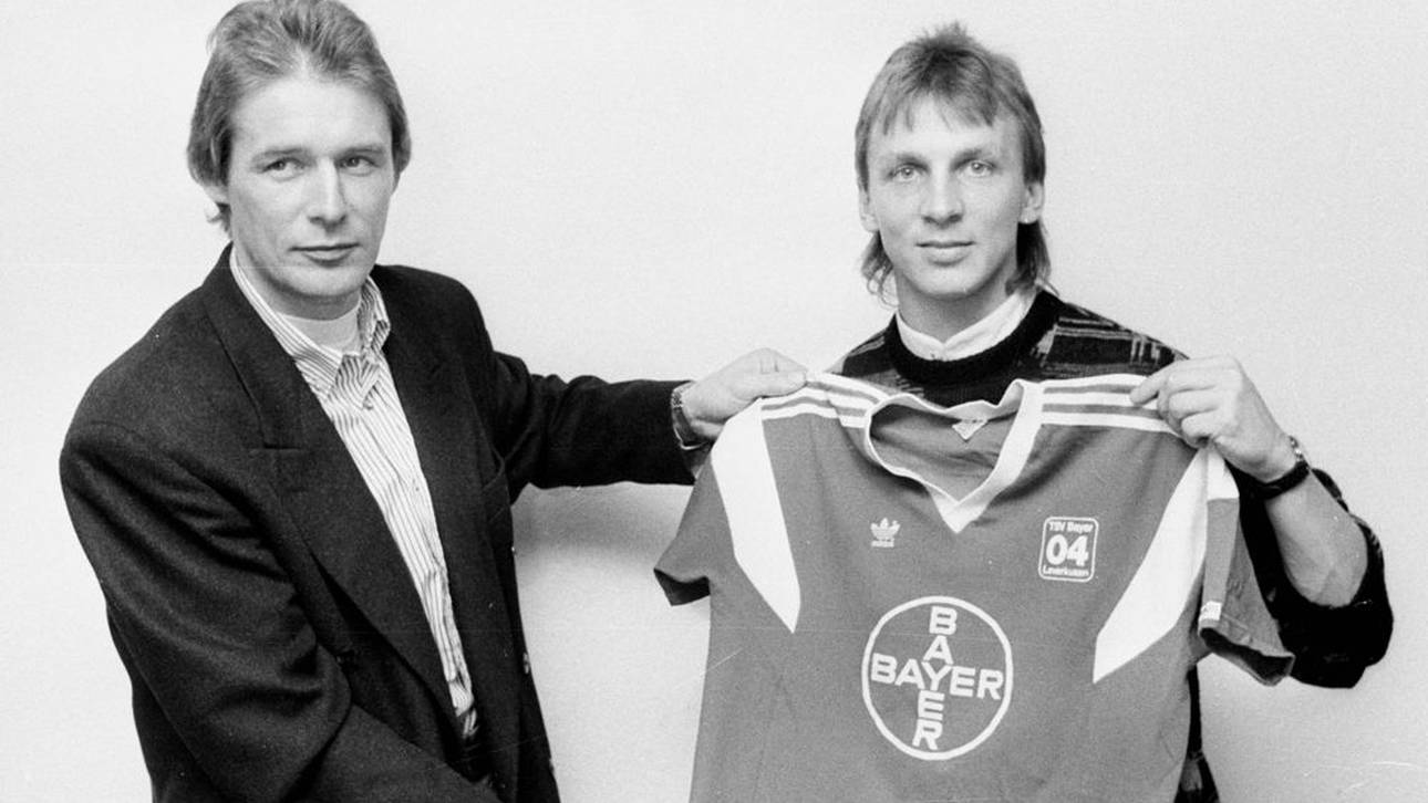 Andreas Thom und Trainer Jürgen Gelsdorf bei der offiziellen Vorstellung in Leverkusen