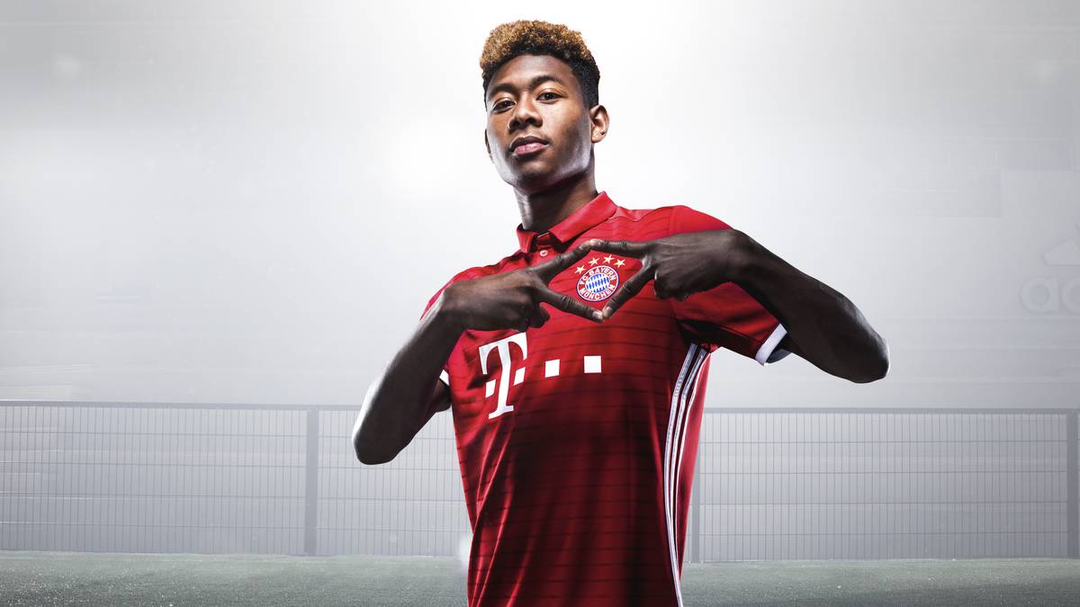 Auch Österreichs bestem Fußballer David Alaba scheint das neue Leiberl zu gefallen
