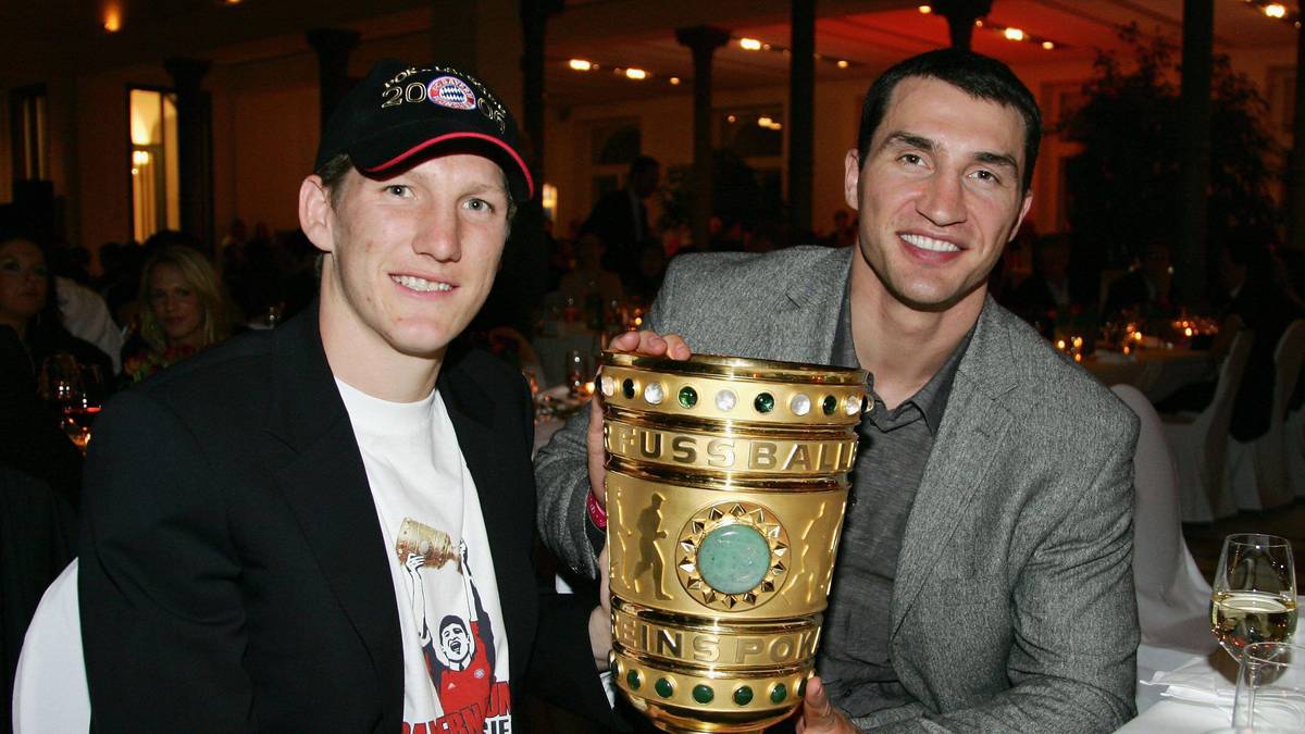 Auch 2006 holen die Münchner den Pokal und die Meisterschaft. Schweinsteiger feiert mit Wladimir Klitschko