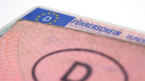 Der rosafarbene Papierführerschein ist bald Geschichte, weil alle Autofahrer den EU-Führerschein im Scheckkartenformat bekommen sollen