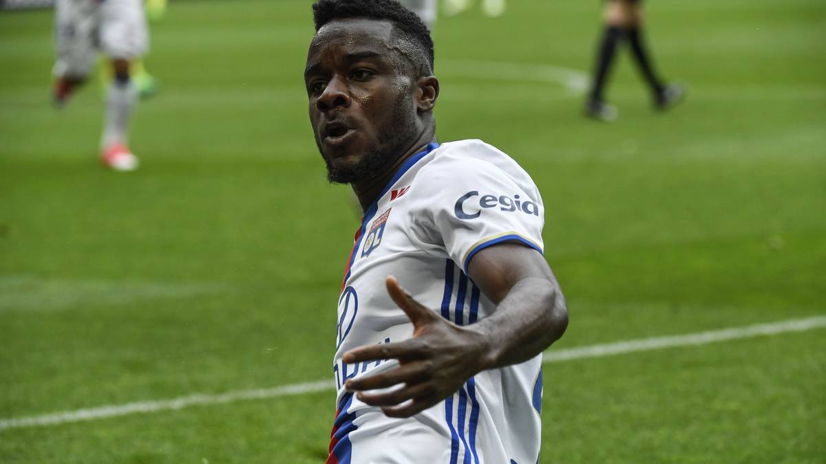 Allerdings ist Cornet rund acht Kilogramm schwerer als Dembele und kommt daher mit wesentlich mehr Wucht in den Zweikampf. In der abgelaufenen Saison erzielte Cornet in 51 Einsätzen für Lyon zehn Treffer und bereitete drei weitere vor
