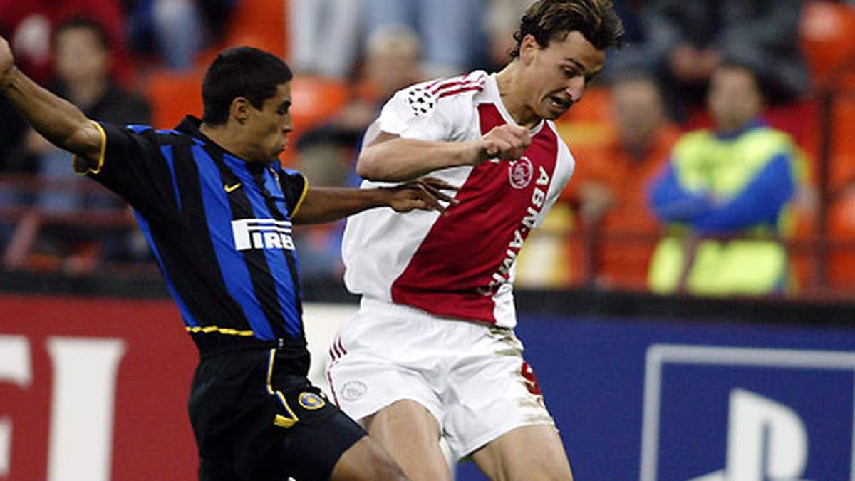 Der junge Ibrahimovic setzt in den Niederlanden früh seine Duftmarken. 2001 wechselt er von Malmö FF zu Ajax Amsterdam. Die Ablöse beträgt damals 7,8 Millionen Euro. In den Niederlanden holt er zwei Meisterschaften und sorgt mit einem Traumsolo gegen NAC Breda für Hysterie bei den Fans
                  
                  
                  
                  