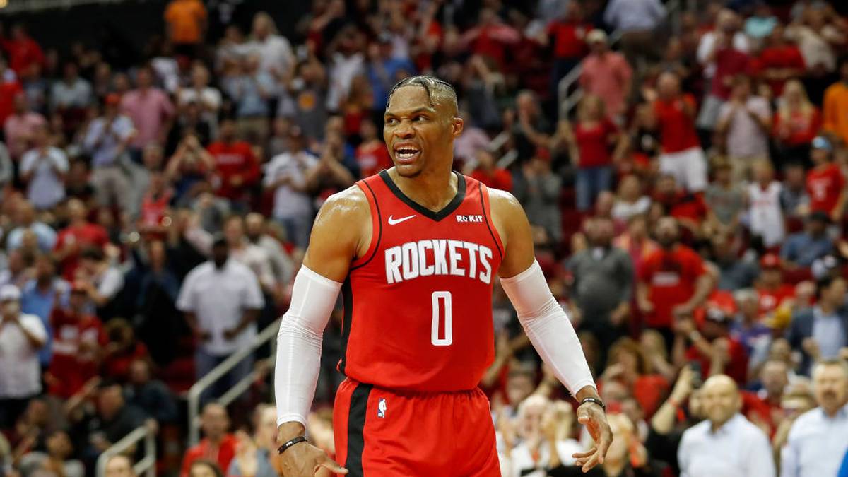 Doch die Niederlage gegen Bucks ließ sich nicht verhindern, obwohl Teamkollege Russell Westbrook (Bild) als einziger Rockets-Spieler neben Hakeem Olajuwon (1993) im Eröffnungsspiel mindestens 20 Punkte, 15 Rebounds und fünf Assists auflegte (24/16/7)