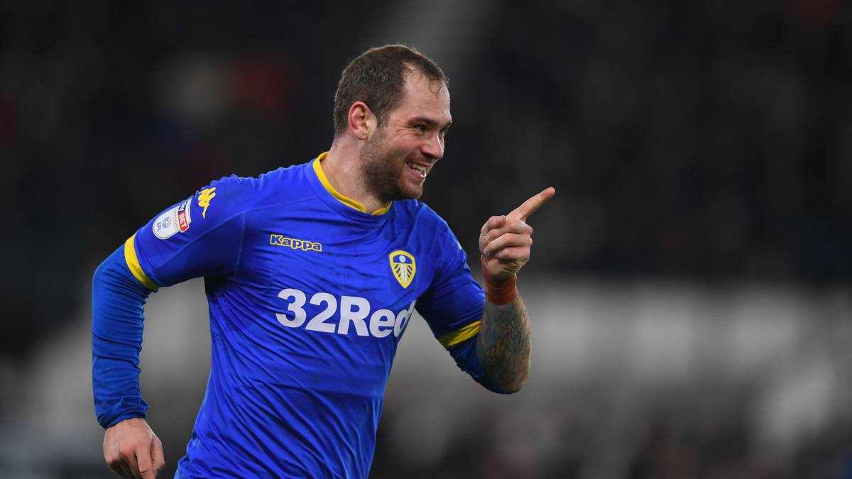 Doch der Milliardär sorgt immer wieder für neuen Zündstoff. "Der HSV ist ein Phänomen, weil die Luschen immer hier hängen bleiben. Ein gutes Beispiel ist Lasogga", sagt Kühne im Sommer dem "Spiegel". Der einst auf seinen Wunsch als Hoffnungsträger geholte Stürmer schießt mittlerweile für Leeds United seine Tore. Und zwar regelmäßig