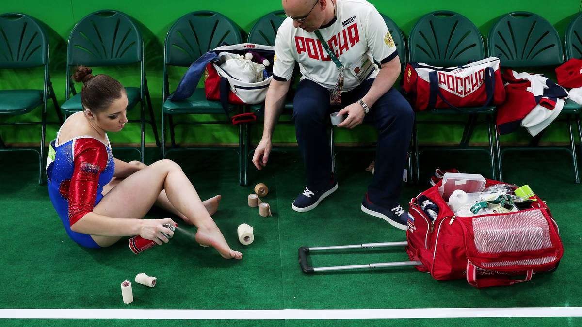 Turnstar Aliya Mustafina behandelt ihren rechten Fuß eigenhändig