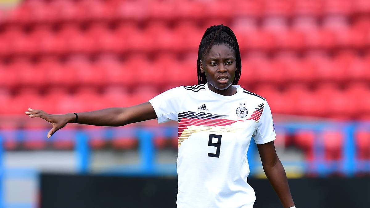 NICOLE ANYOMI/19/ST/SGS Essen: Ihre Mutter stammt aus Ghana, ihr Vater aus Togo, und auch ihre Brüder sind genauso wie die gebürtige Krefelderin alle Fußball-verrückt. Die 19-Jährige spielt nach Stationen bei SuS Krefeld und Borussia Mönchengladbach in der Bundesliga für SGS Essen und reißt mit ihrer Physis viele Lücken und schafft so freie Räume für ihre Mitspielerin in der Offensive