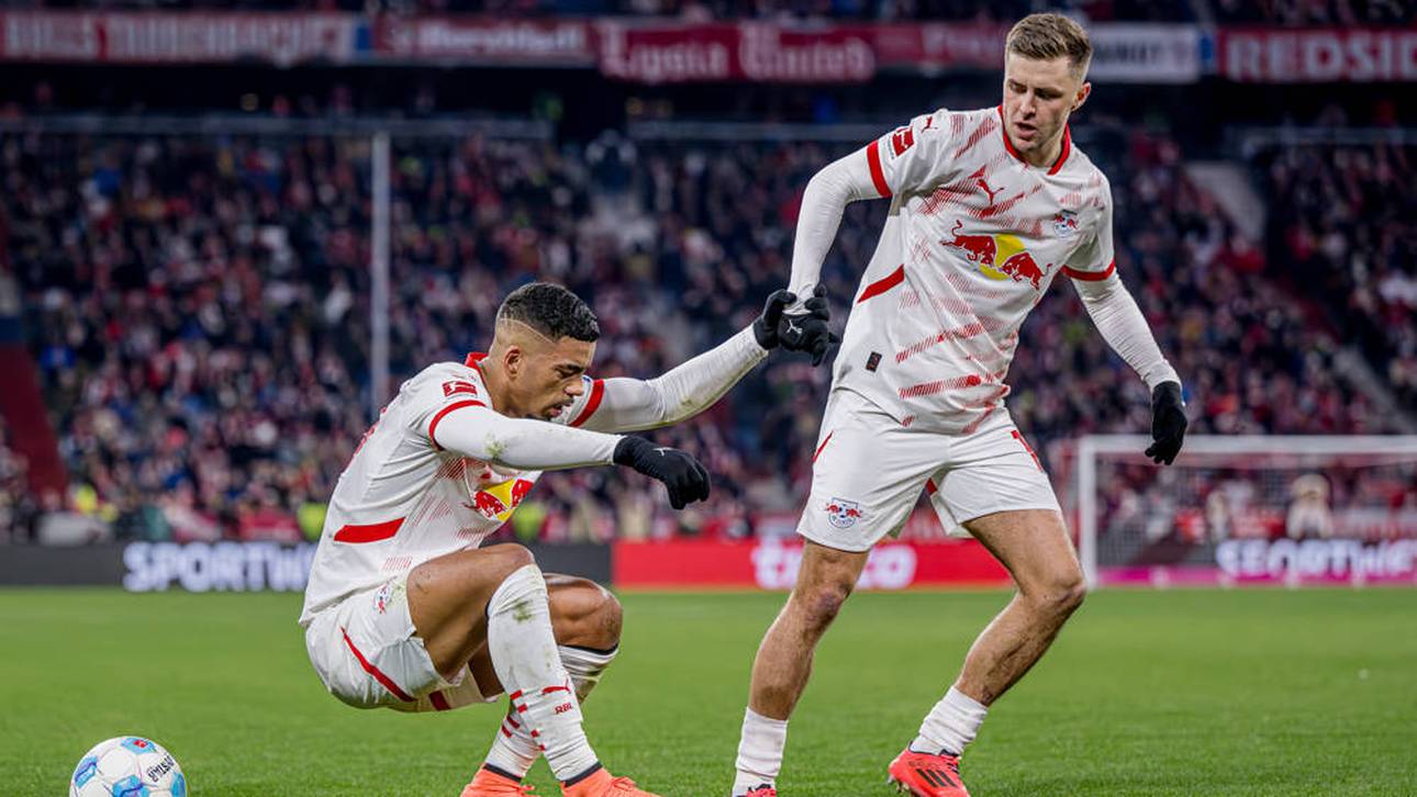 Christoph Baumgartner (r.) hilft Benjamin Henrichs wieder auf die Beine