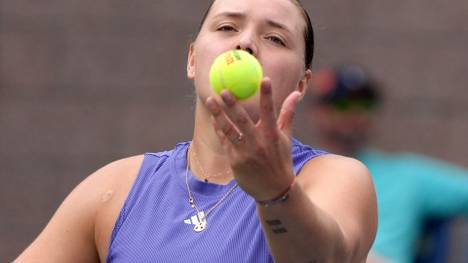 Jule Niemeier beim Aufschlag