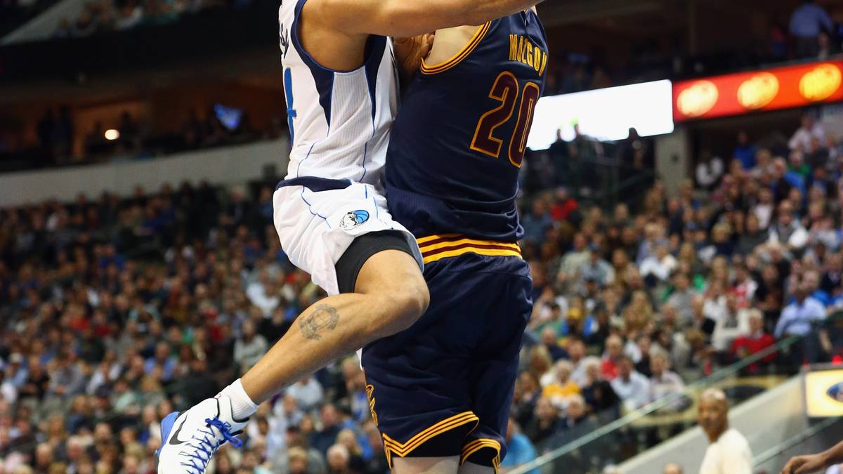 Jefferson, der auf dem Flügel trotzt seines Alters immer noch eine gewisse Athletik und Scoring bringen kann, begnügt sich für die Titelchance bei den Cavs erneut mit dem Veteranenminimum. Für ein Jahr wird er rund 1,45 Millionen Dollar bekommen. Für die Mavs ist der Abgang des Routiniers eine weitere Schwächung auf dem Flügel. Vor Jefferson hatte bereits Youngster Al-Farouq Aminu (für 30 Millionen und 4 Jahre zu den Portland Trail Blazers) Dallas verlassen