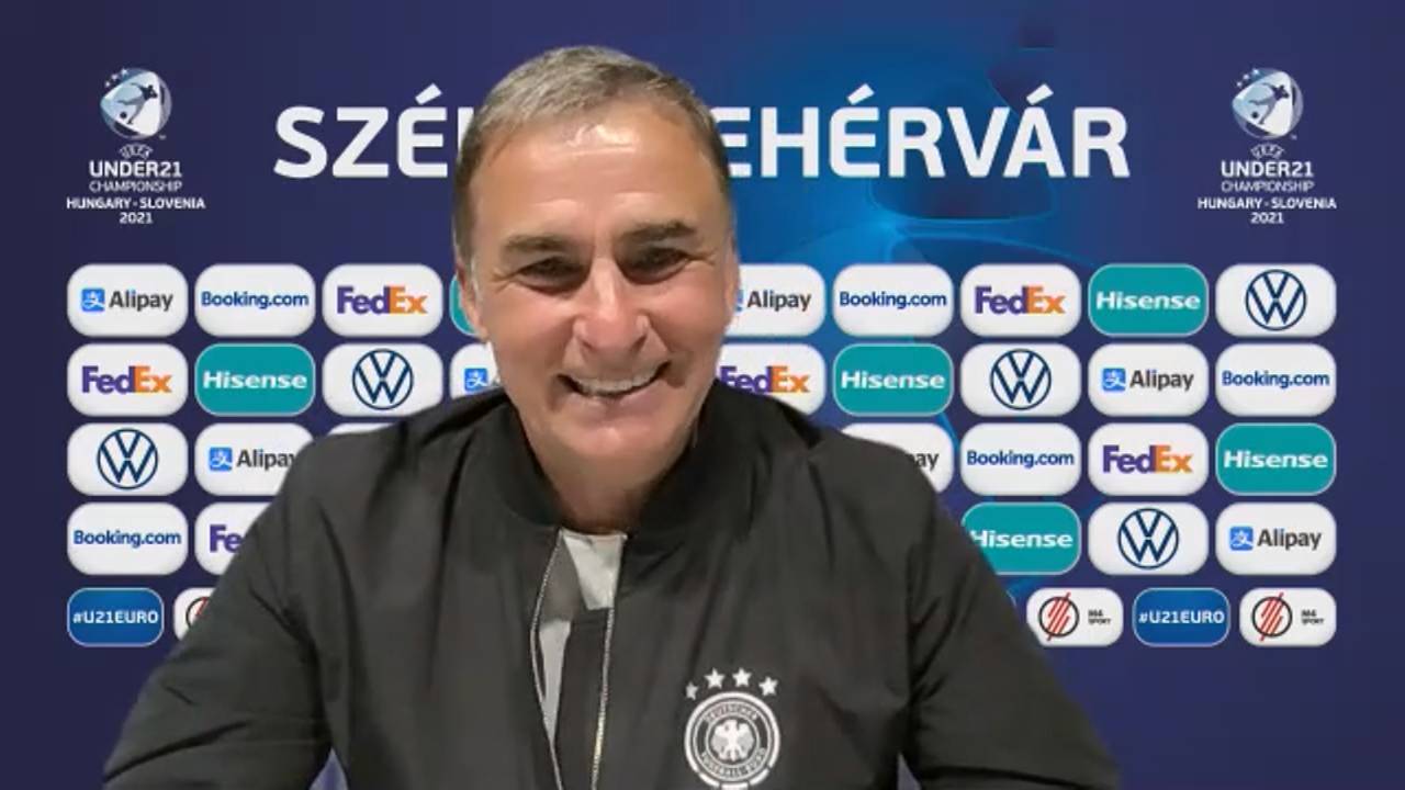 U21-Nationaltrainer Stefan Kuntz lobt Finn Dahmen nach Elfmeterschießen