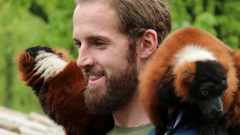 Ralf Fährmann lenkt sich mit Affen im Gelsenkirchener Zoo ab