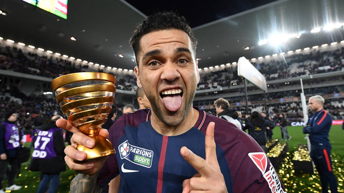 PLATZ 1: Dani Alves - 40 Titel: Der Brasilianer greift bei PSG weitere Titel ab. Und auch im Trikot der Selecao. Mit dem Sieg bei der Copa América hat Alves seinen Vorsprung an der Spitze weiter ausgebaut