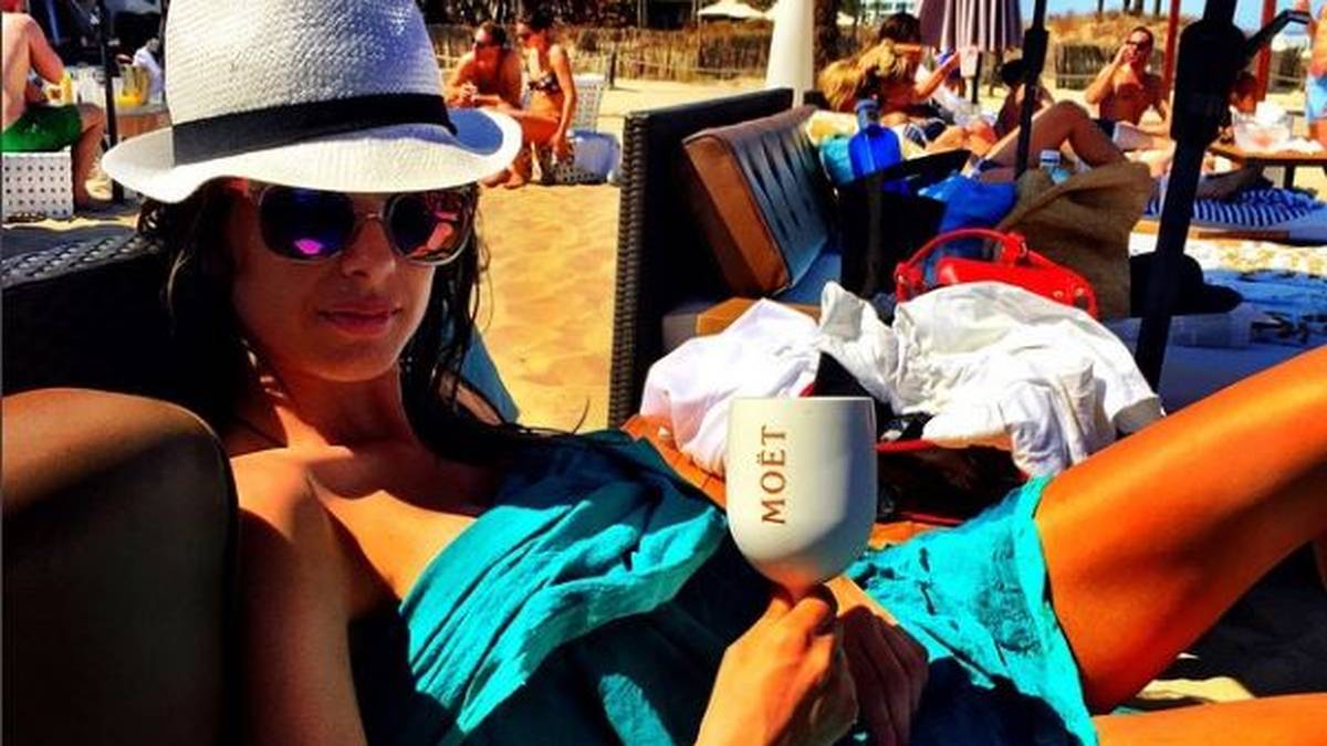 Ein wenig Entspannung muss sein. Elena Bonzanni mit Champagner-Steinkrug am Strand