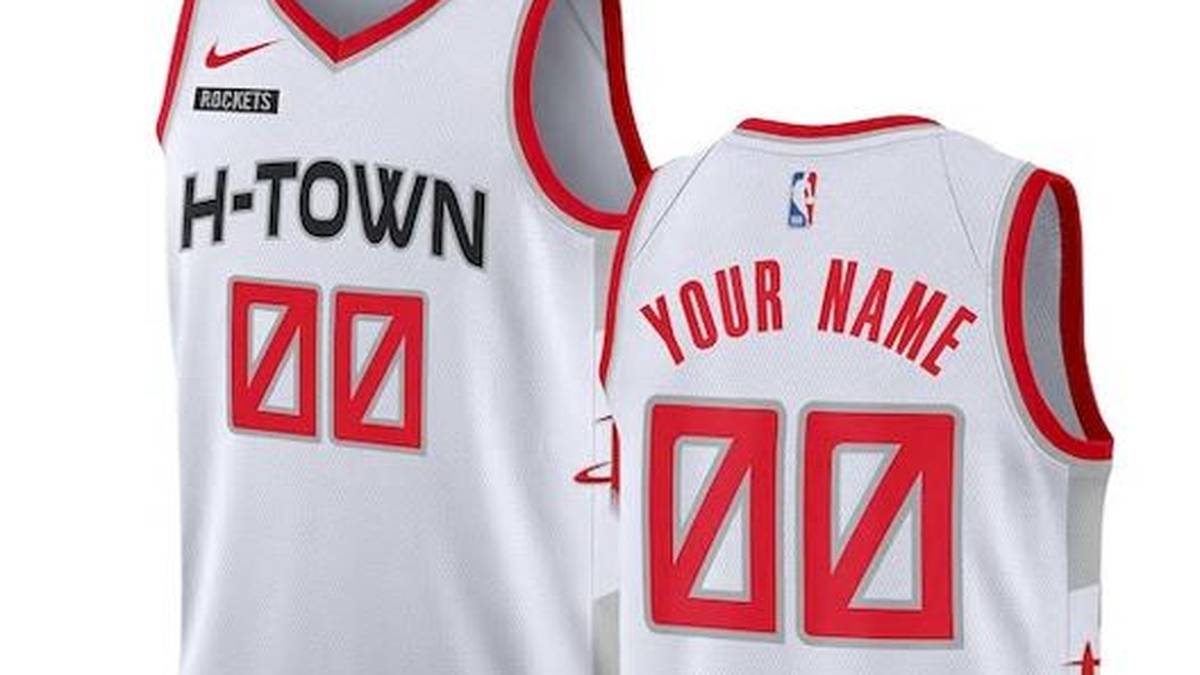 HOUSTON ROCKETS: Inspiriert vom offiziellen Spitznamen der Stadt "H-Town", feiert das Trikot seine tiefe Verbundenheit mit der Weltraumforschung, symbolisiert durch Raumanzug-inspiriertes Weiß und Silber
