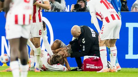 Der 1. FC Köln kassiert gegen Dortmund eine Niederlage in letzter Minute und muss zudem eine schwere Verletzung von Timo Hübers verkraften. Cheftrainer Lukas Kwasniok äußert sich nach dem Spiel dazu.