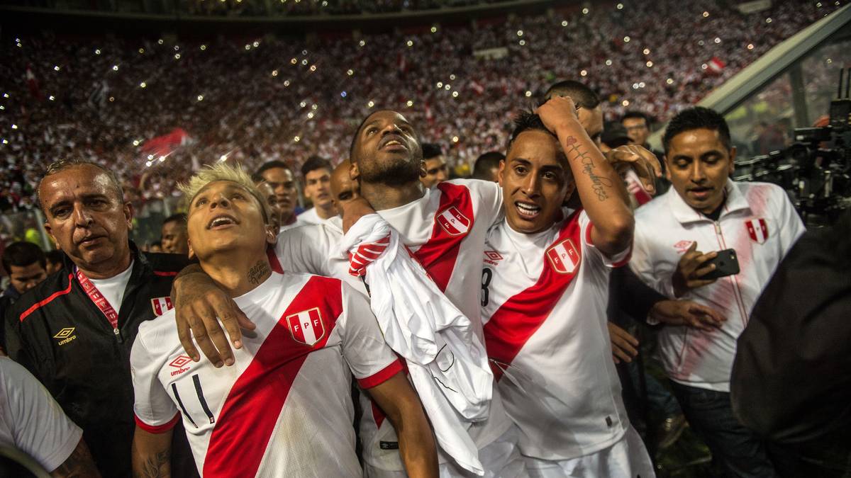 TOPF 2 - PERU (10): Grenzenloser Jubel bei Jefferson Farfan (M.) und Co.! Als letztes Team sichern sich die Südamerikaner das Ticket für Russland 2018. Im Playoff-Rückspiel besiegt Peru Neuseeland mit 2:0. Das Hinspiel endete torlos