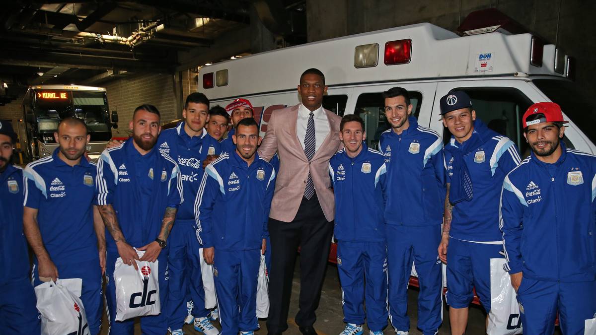In Washington posiert der Franzose Kevin Seraphin stolz mit der argentinischen Nationalmannschaft. Lionel Messi (rechts neben Seraphin) wirkt aber neben dem Hünen nicht minder stolz