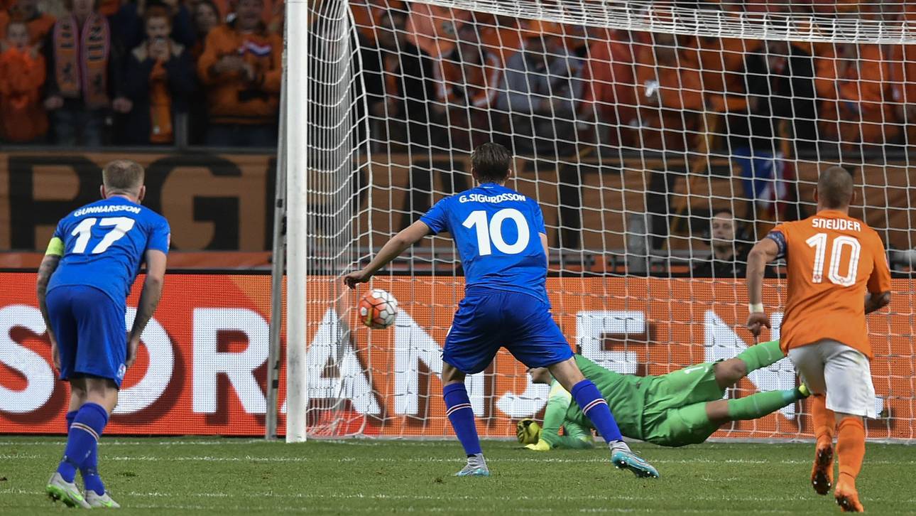 Gylfi Sigurdsson beim Elfmeter für Island gegen die Niederlande