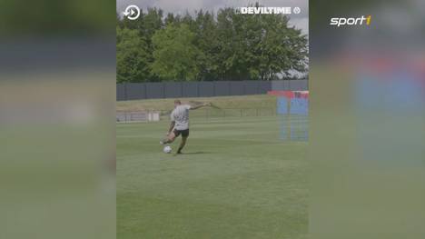 Thierry Henry ist Co-Trainer von Belgien und begeistert die Stars der Roten Teufel mit perfekten Freistößen. De Bruyne und Co feiern den ehemaligen Weltklassestürmer.