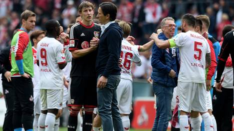 Bayer Leverkusen um Trainer Roger Schmidt (r.) muss nun gegen den FC Bayern ran
