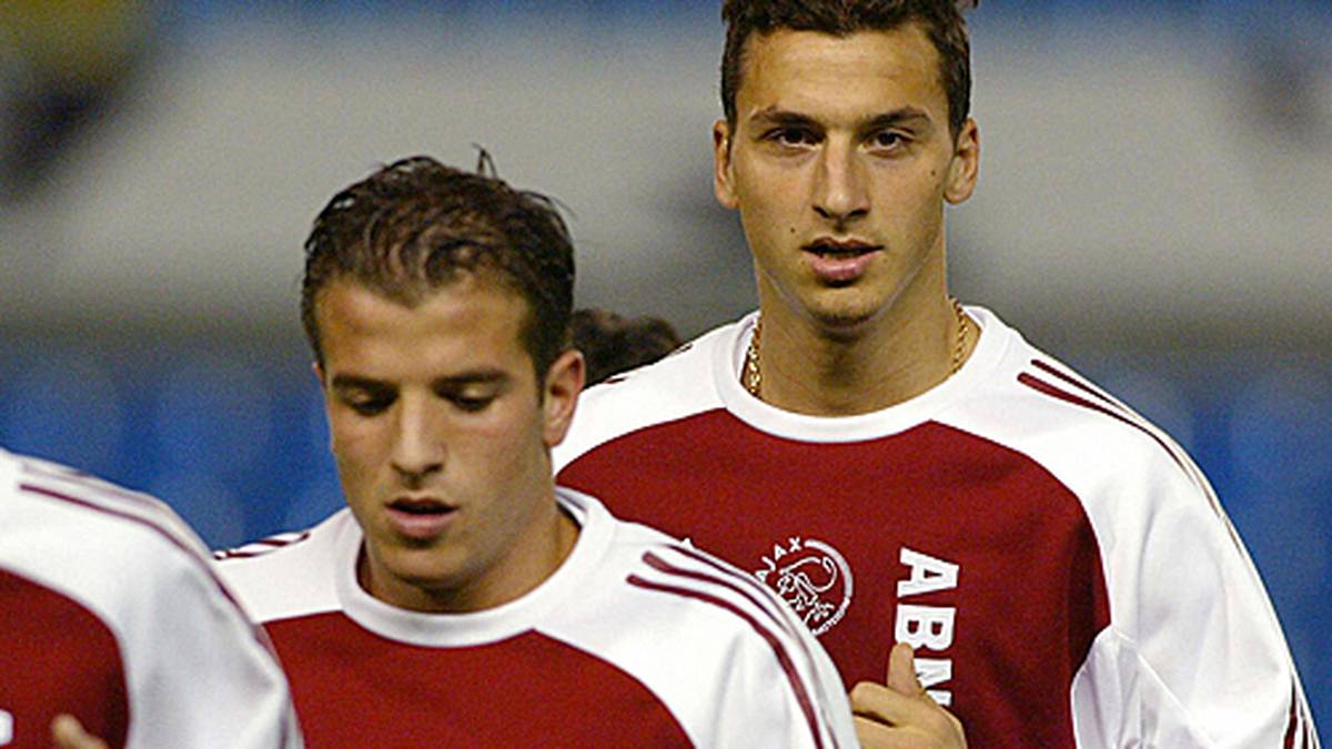 Ein Foul bringt das Fass dann zum Überlaufen. Ibra senst im Länderspiel Schweden gegen die Niederlande Ajax-Teamkollege Rafael van der Vaart um und macht sich noch ein bisschen unbeliebter. Der Transfer des Stürmers ist die Konsequenz...
                  
                  
                  
                  