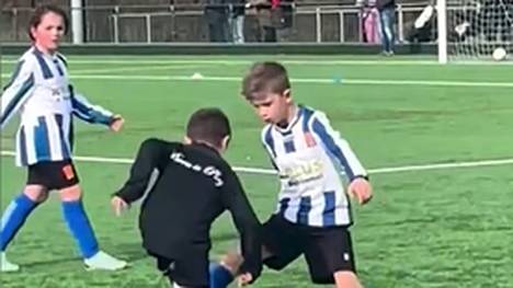 Amin, ein 8-Jähriger Niederländer verzaubert seine Fans mit einer überragenden Technik, ein Video geht jetzt auf Social Media viral. 