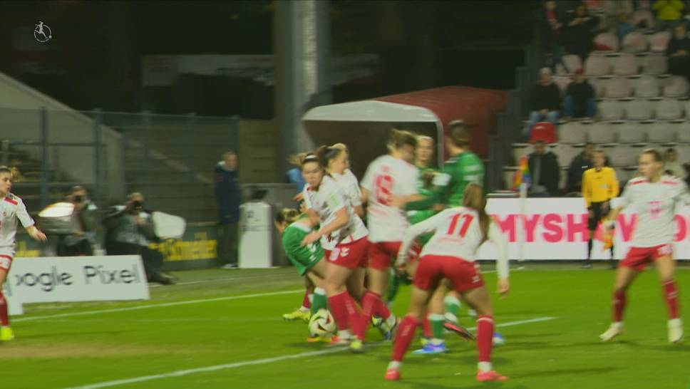 Beim Sieg der Bremerinnen gegen die FC-Frauen entstand dieses kuriose Tor - war das so gewollt? 