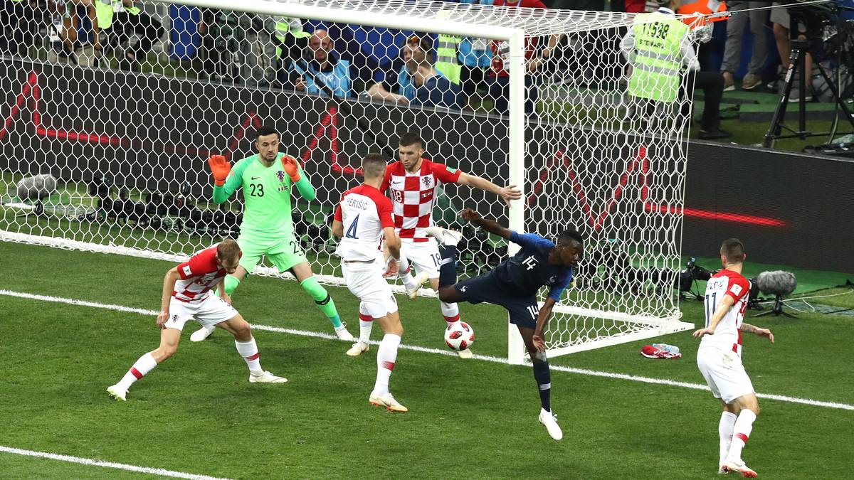 Doch keine zehn Minuten später folgt die nächste Schrecksekunde für Kroatien. Ivan Perisic springt nach einem Eckball der Ball an die Hand - es meldet sich der VAR