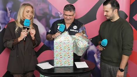 Gary Anderson feiert kurz vor Weihnachten seinen Geburtstag. Von SPORT1 gibt es ein ganz besonderes Geschenk - sehr zur Freude der Darts-Legende.
