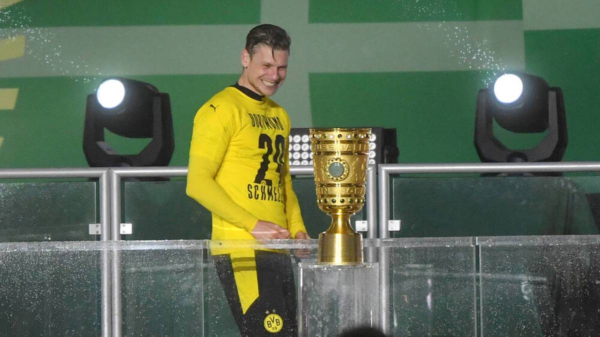 Lukasz Piszczek trug bei der Pokal-Übergabe das Trikot von Marcel Schmelzer