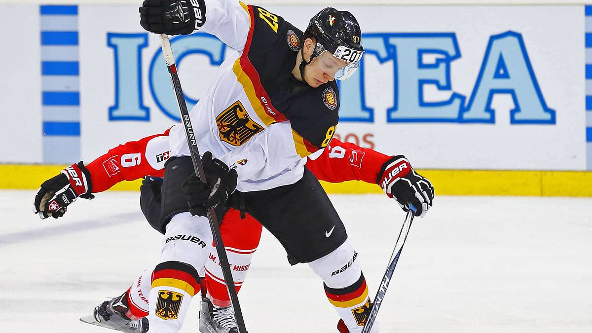 Gogulla ist auch so etwas wie der wandelnde Glücksbringer. Bei der Heim-WM 2010 erzielte er beim 1:0-Erfolg im Viertelfinale gegen die Schweiz den Siegtreffer. Sechs Jahre später kämpft das DEB-Team erneut um das Halbfinale