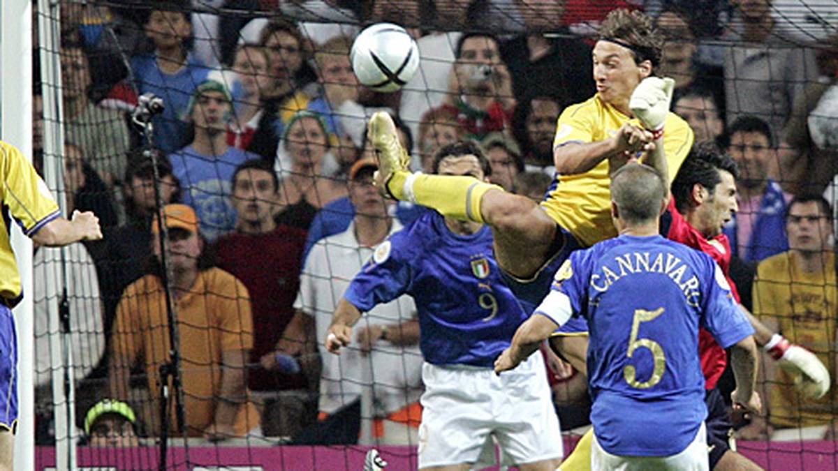 Das Spiel des Angreifers ist ein einziges Spektakel. Auch im Trikot der Schweden zeigt Ibrahimovic Traumtore. Unvergessen sein Hackentreffer bei der EM 2004 gegen die Italiener 
                  
                  
                  
                  