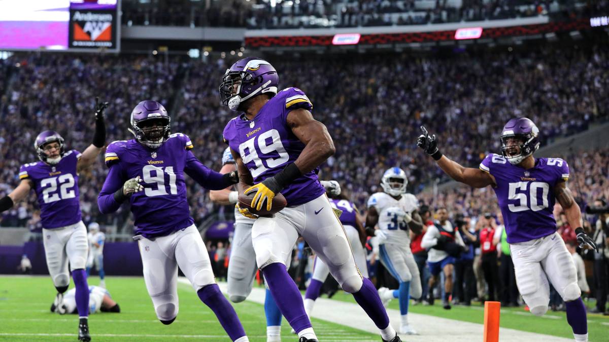 Bei den Minnesota Vikings ist alles noch offen. Aktuell liegt das Team in der NFC North auf Rang zwei. Die auf Rang eins liegenden Bears haben die gleiche Bilanz. Beide Franchises spielen noch zweimal gegeneinander, auch ein Duell mit den drittplatzierten Packers steht noch an. Wer gewinnt, schafft es auch in die Postseason