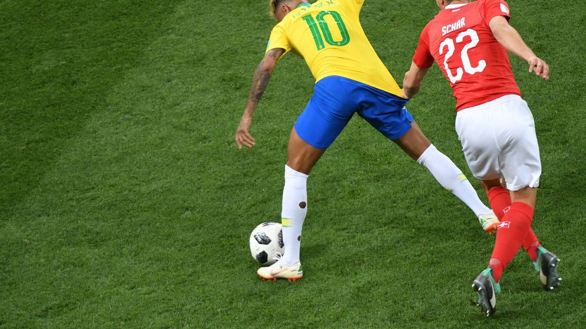 Schweiz-Verteidiger Fabian Schär zerrt Neymar zu Boden - die nächste Gelbe Karte