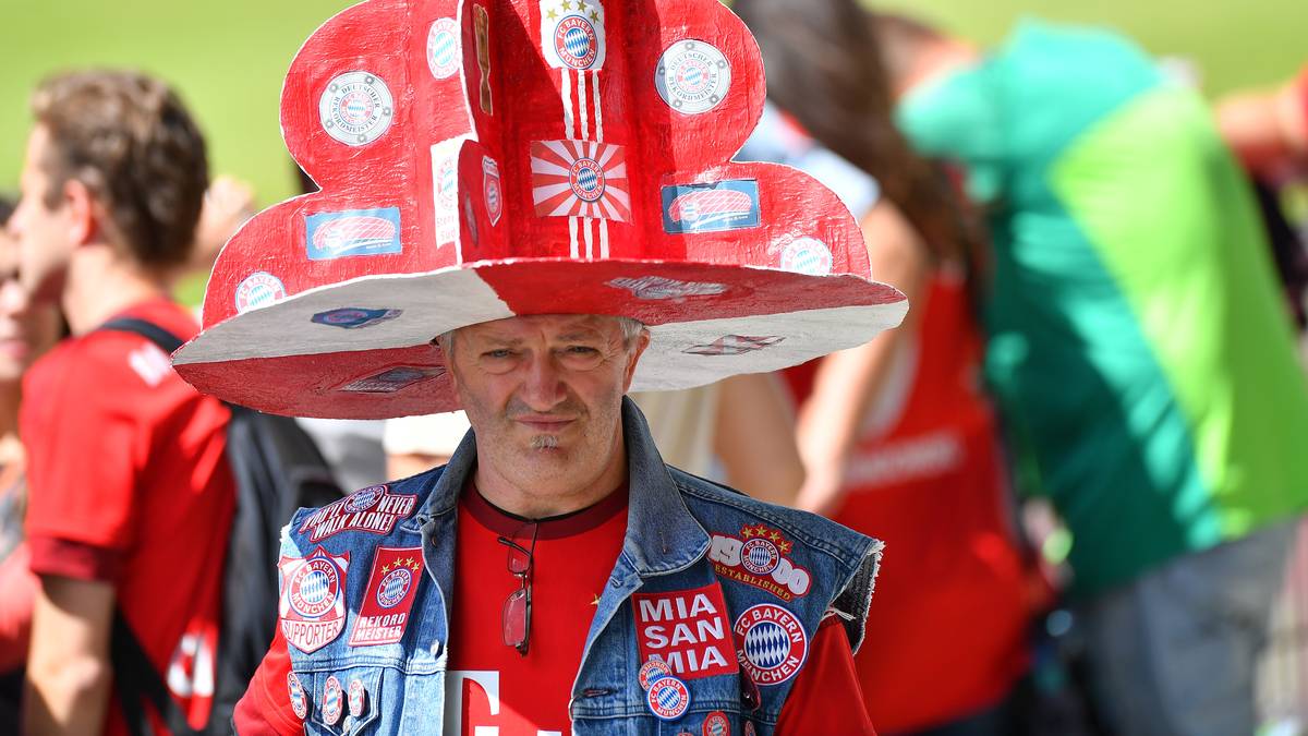 Der deutsche Rekordmeister am 1. Juli in die Vorbereitung. Bei bestem Sommerwetter kommen viele Fans an die Säbener Straße