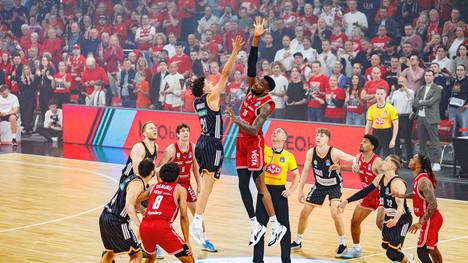 Die Basketball-Highlights von Spiel 1 der Viertelfinal-Serie Bamberg Baskets - ratiopharm Ulm aus den BBL-Playoffs im Video.