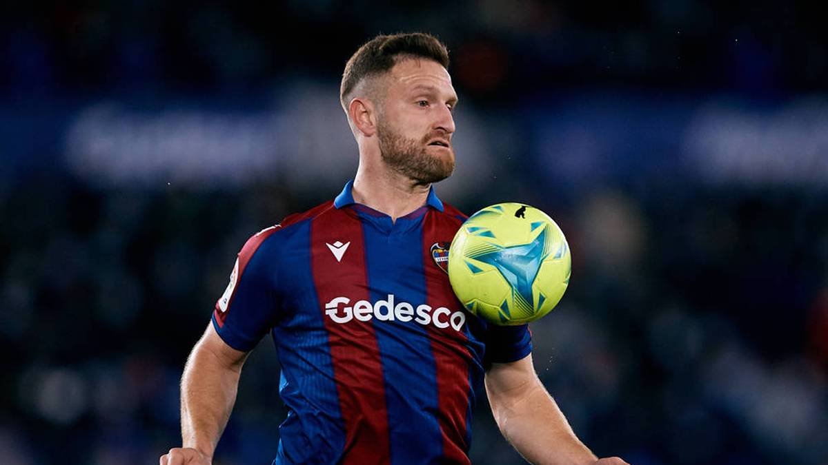 Nach Stationen beim FC Valencia, FC Arsenal, Schalke 04 und UD Levante beendete Mustafi 2023 seine aktive Karriere. Seit Juli ist er Co-Trainer der U17 des DFB und TV-Experte.