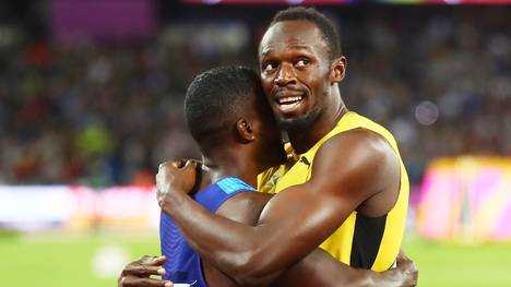 Justin Gatlin wird von Usain Bolt (r.) umarmt